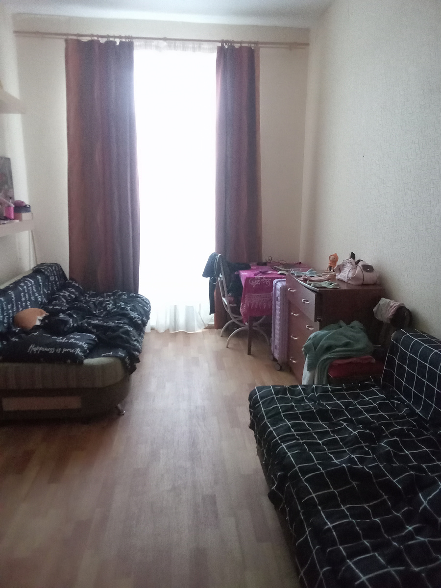 По мне так вполне неплохо. Нам вдвоём не тесно. Комната почти 20кв. Как оказалось. 