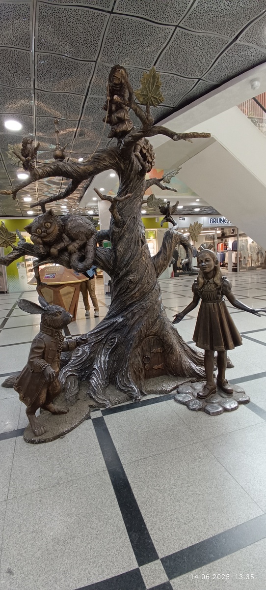 В ТЦ "Гринвич". Алиса в стране чудес. Фотография автора, июнь 2025 года. 