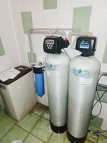 Житель одной из станиц Краснодарского края переехал в новый дом. Всё было бы хорошо, но вода оказалась проблемной — жесткая, с металлическим привкусом. Решил не затягивать, заказал «самый мощный» фильтр в интернете и установил его сам.