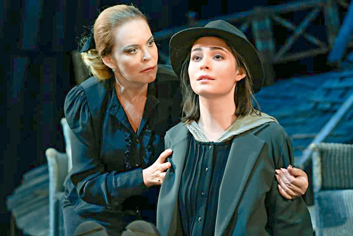    «После спектакля мама может сказать: «Здесь надо по-другому». Она дает советы не из вредности, а из желания помочь» С мамой Аленой Яковлевой в спектакле «Лес». 2020 г. из личного архива Марии Козаковой