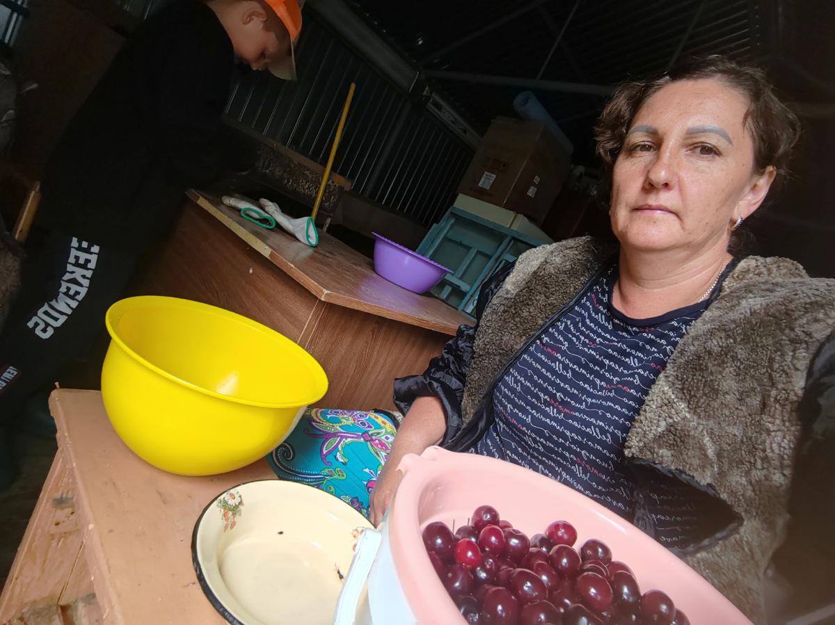 В гараже расположилась. На улице холодно, шкурку какую - то нашла старую, чтобы не забрызгать 