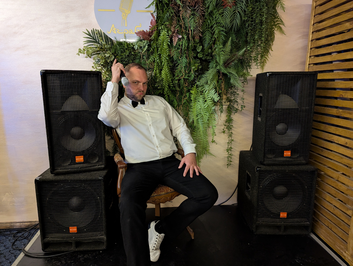 Эти колонки с микрофоном кстати не дали, пришлось по старой схеме - все свое ношу(привез) с собой)