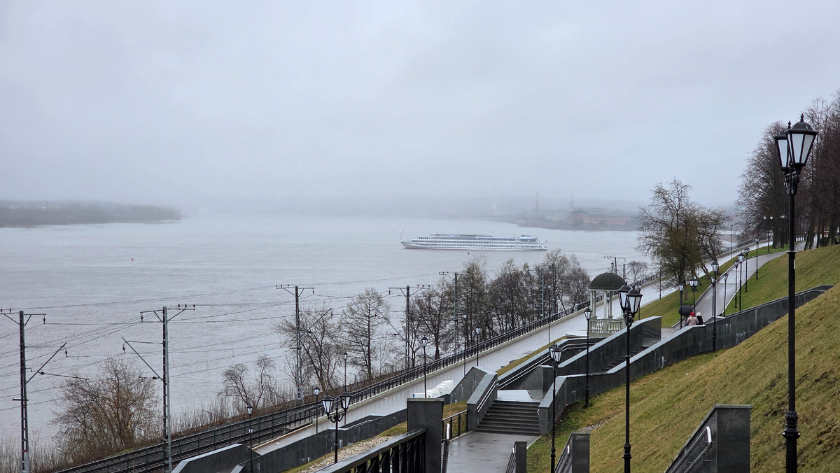 Туманный горизонт Камы и пустынная набережная