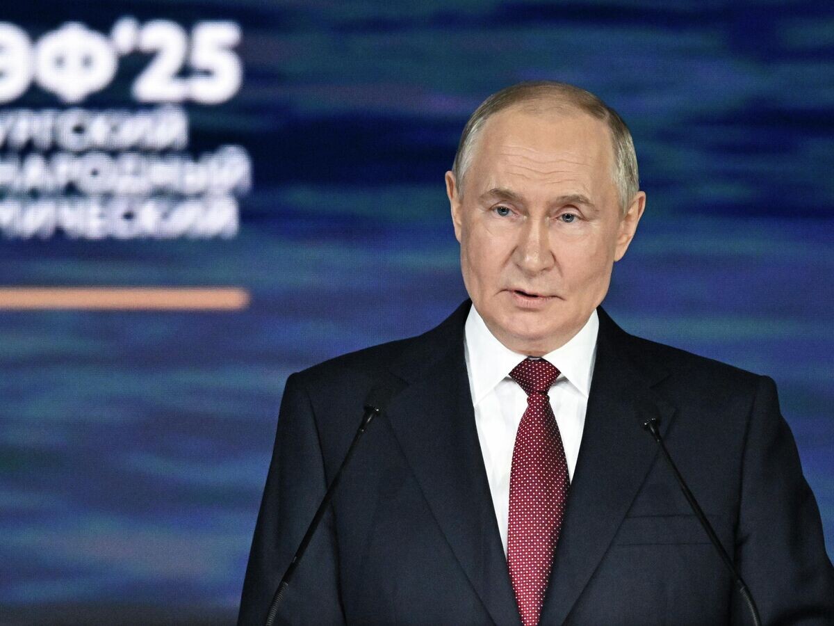    Президент РФ Владимир Путин на пленарном заседании XXVIII Петербургского международного экономического форума© РИА Новости / Сергей Бобылев