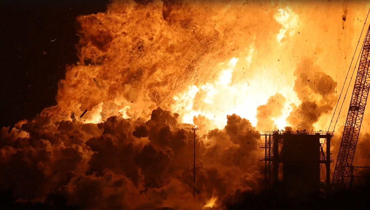 Пока что 60 лет прогресса и развития реальных технологий полёта на Луну выглядят примерно так. На суммы, сопоставимые с ценой десятков полётов на Луну на телеракете Сатурн-5 сегодня человечество максимум может себе позволить полюбоваться сценой из фильма-катастрофы.