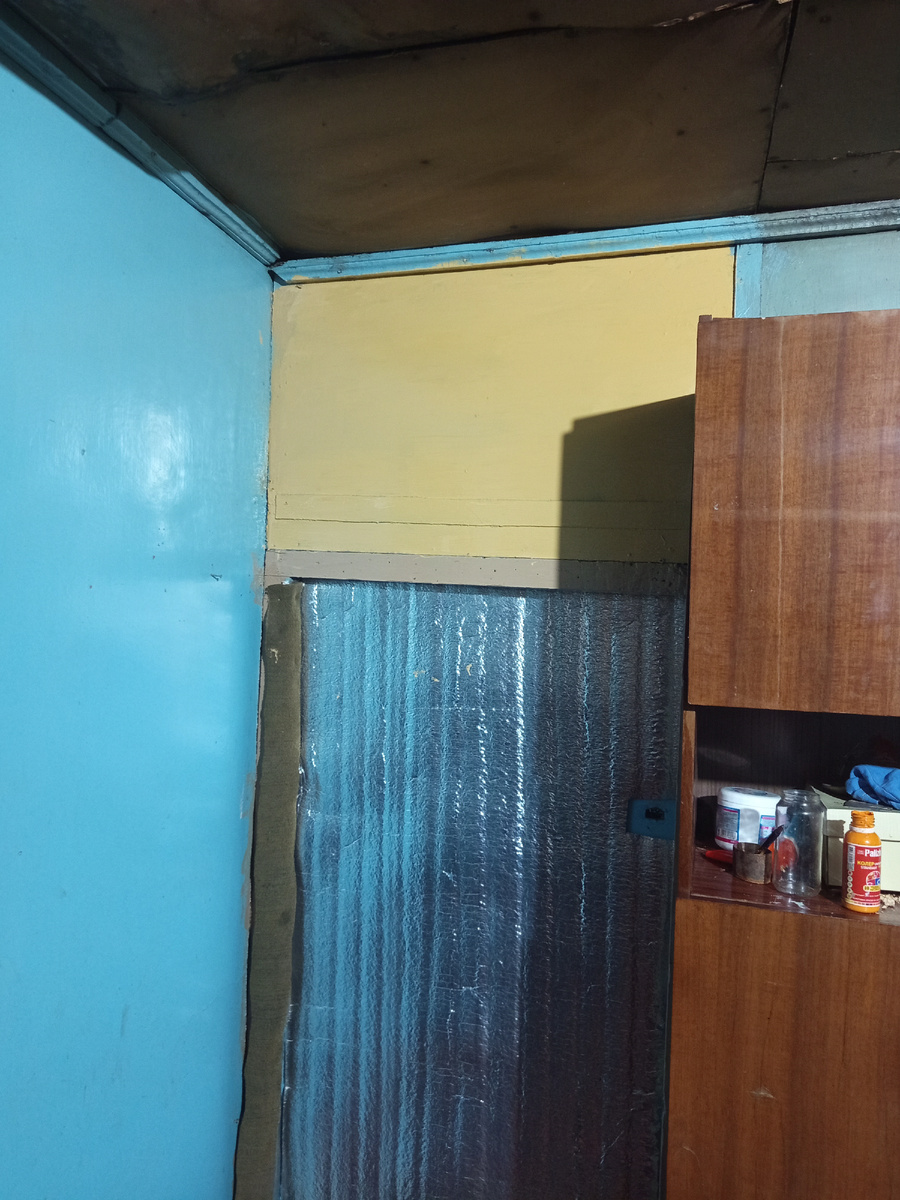 Стены решила покрасить в два цвета. 