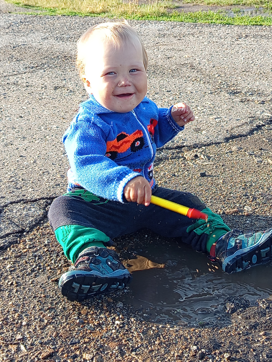 А вчера после дождя мы плескались в луже...