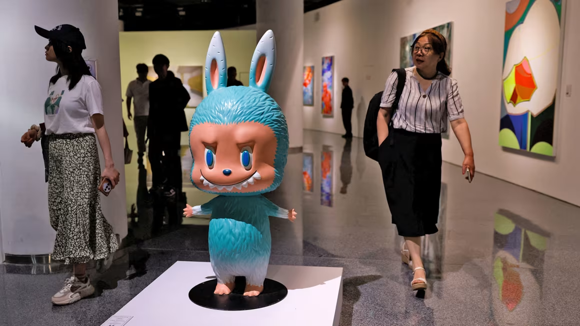 Фигурка Лабубу была продана на аукционе, организованном специально для продажи игрушек в Пекине