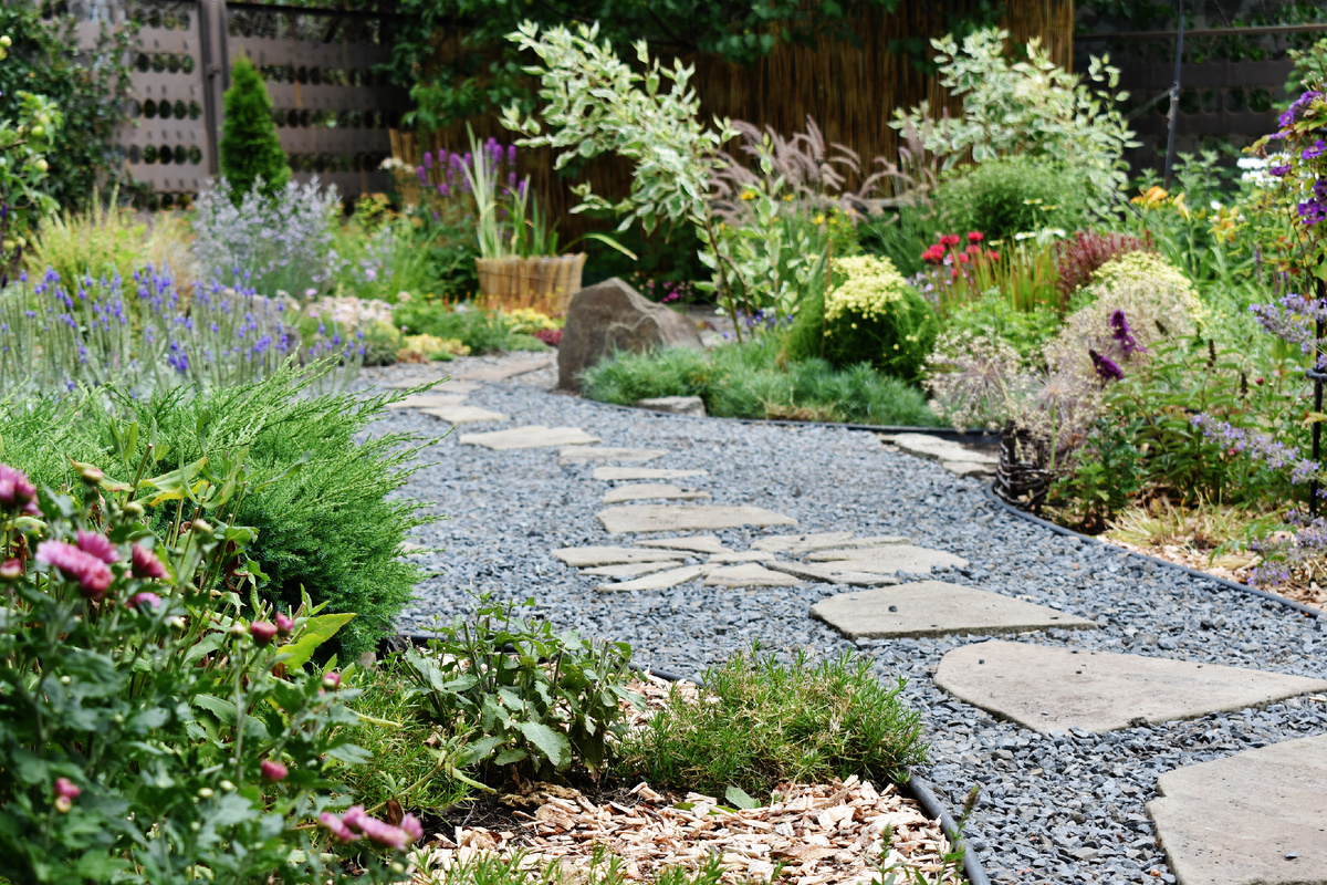 Одна из центральных дорожек. Вид на прудик рядом с зоной отдыха в азиатском стиле.