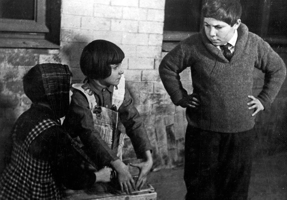 Кадр из фильма «Рваные башмаки», 1933 год