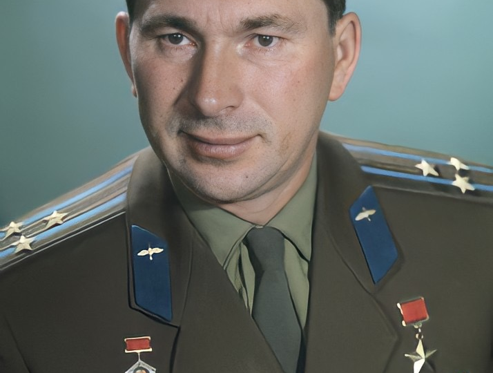 Он был на год отстранен от подготовки к полету, но, став космонавтом №10, все же первым осуществил ручную посадку корабля