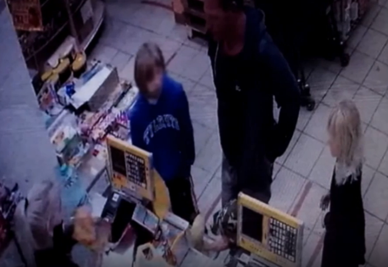 Кадр с камеры наблюдения в магазине, в который "дядя Витя" зашёл с девочками.