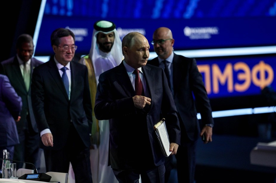    Президент РФ Владимир Путин (на первом плане) после пленарного заседания в рамках ПМЭФ-2025. Автор фото: Гавриил Григоров / пресс-служба президента РФ / ТАСС