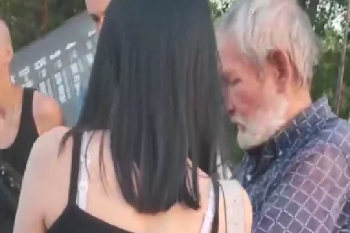    В Подмосковье 15-летняя девушка избила пожилого мужчину на глазах у толпы