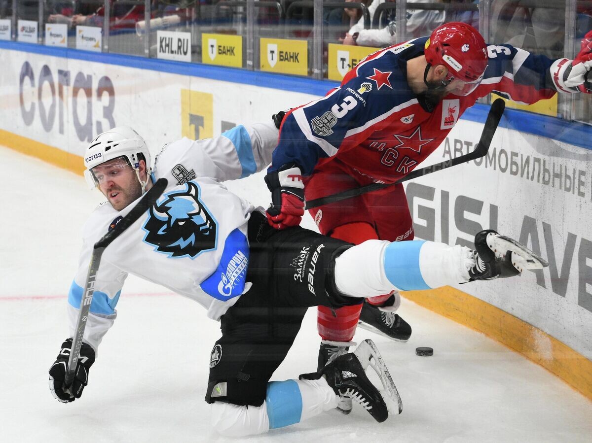    Игрок ХК "Динамо" Крис Тирни и хоккеист ЦСКА Фредрик Классон© РИА Новости / Владимир Астапкович