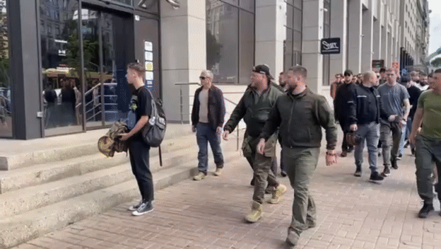    Столица Украины кипит - прямо в центре Киева, у Дома профсоюзов, вспыхнул самый крупный гражданский протест с начала конфликта. Видео: ТГ-канал "Работайте, братья"