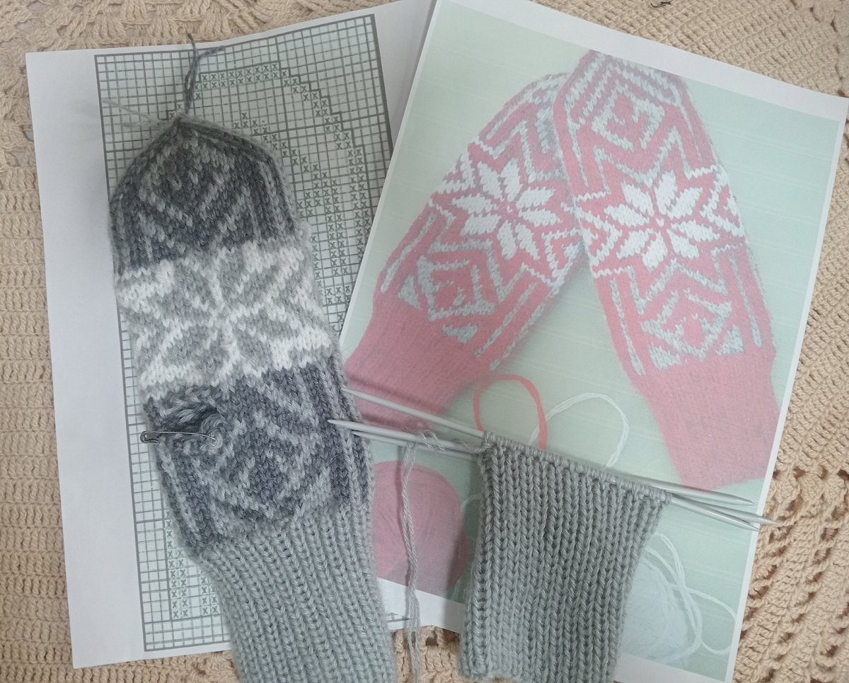 Вяжутся варежки.