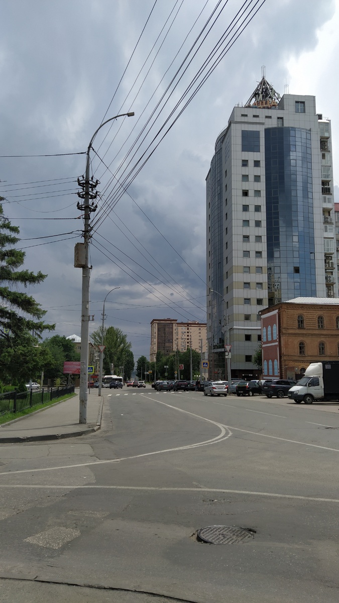 Улица упирается в Волгу.