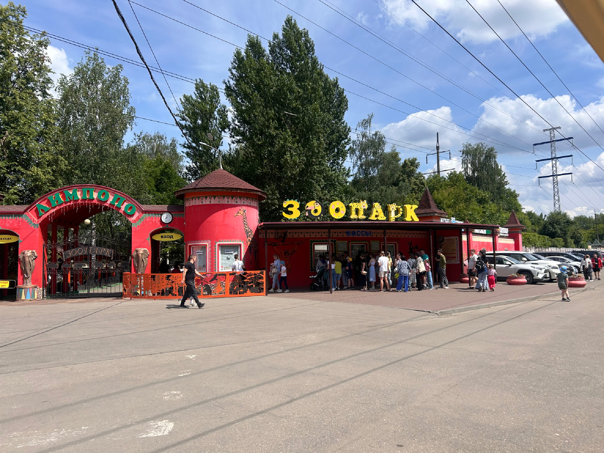 Главный вход, справа Касса