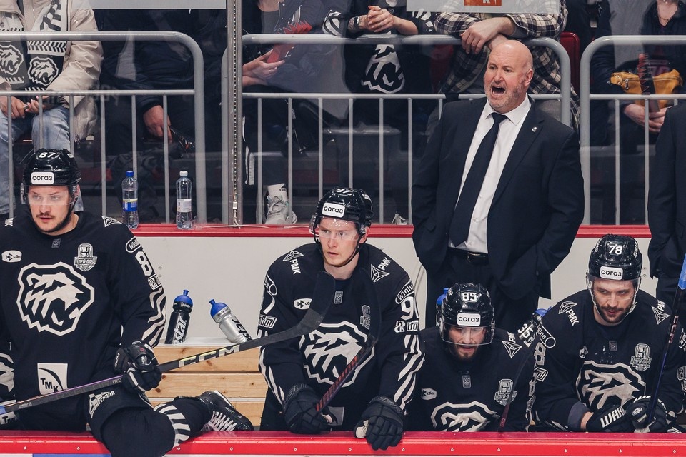    Эмоции болельщиков в комментариях похожи на те, что команда испытывает на этом кадре. Валерий ЗВОНАРЕВ