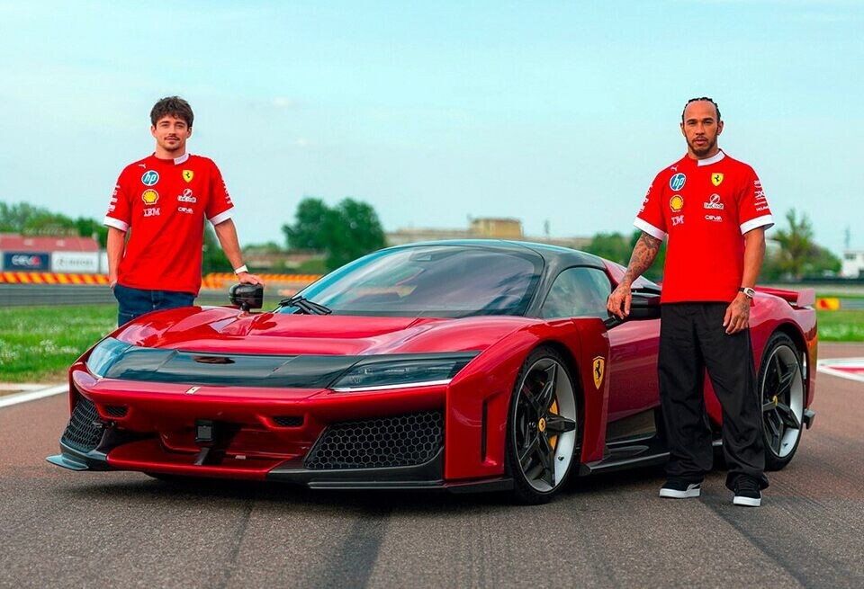    «Ненавижу быть пассажиром!» Хэмилтон прокатил Леклера на самой мощной дорожной FerrariFerrari