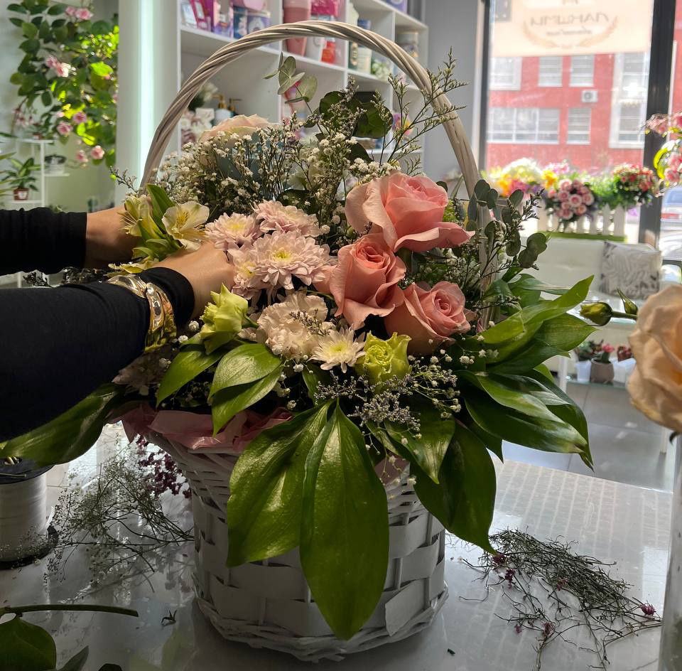 Цветочная корзина Лакшми на доставку по городу Ростову-на-Дону