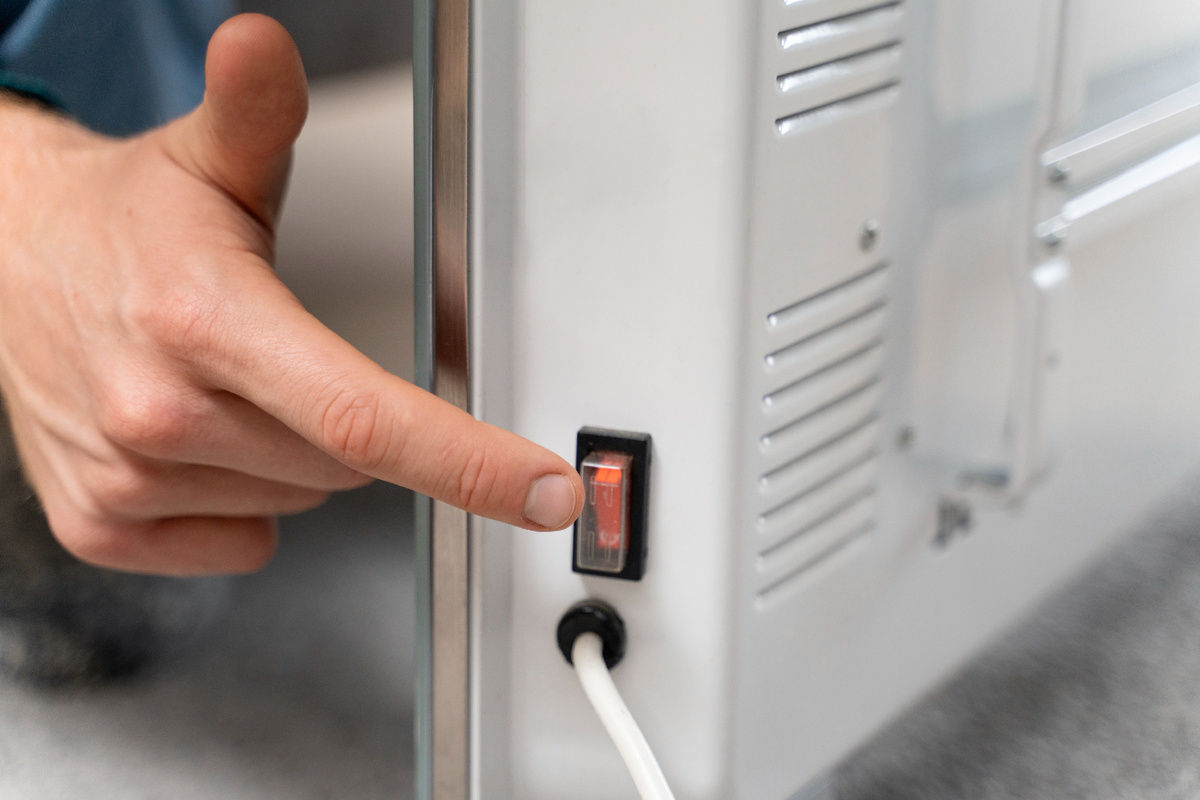 Freepic. Ритуалы ОКР, связанные с безопасностью и сохранностью, вызваны глубинным страхом причинить вред себе или другим и стремлением избежать катастрофических последствий, часто приводя к изнурительным проверкам и чрезмерной бдительности. Эти компульсии, хотя и кажутся логичными на первый взгляд, на самом деле лишь усиливают тревогу и укрепляют цикл ОКР.