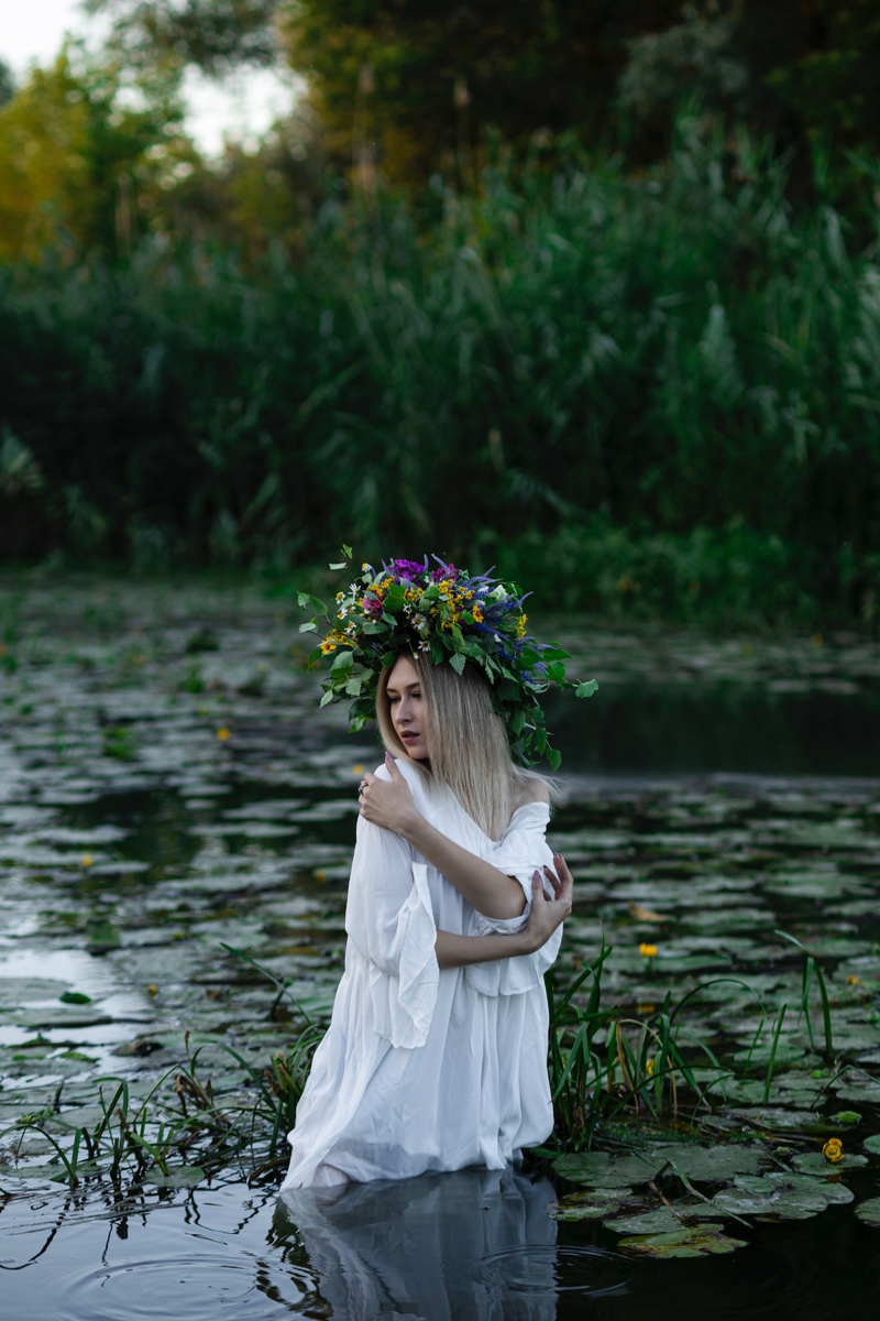 Автор канала собственной персоной пытается сохранить лицо, пока его ноги засасывает до жути противная речная тина