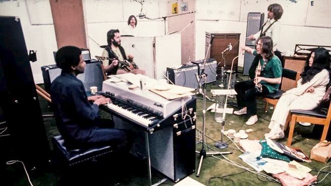 Вот такой состав музыкантов постоянно был в студии записи у "Битлов". Йоко Оно тоже была музыкнтом "Битлз"