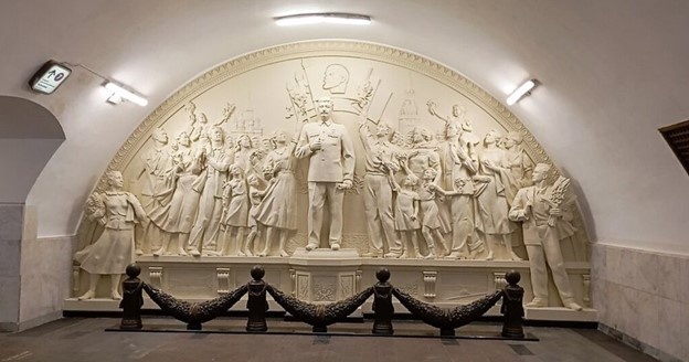 Станция метро «Таганская». Скульптурная композиция с изображением Сталина. Фото из открытого доступа