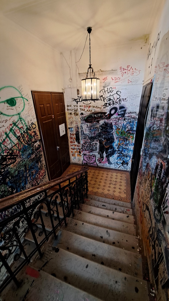 Ни одного пустого места на стенах, перилах, рамах...