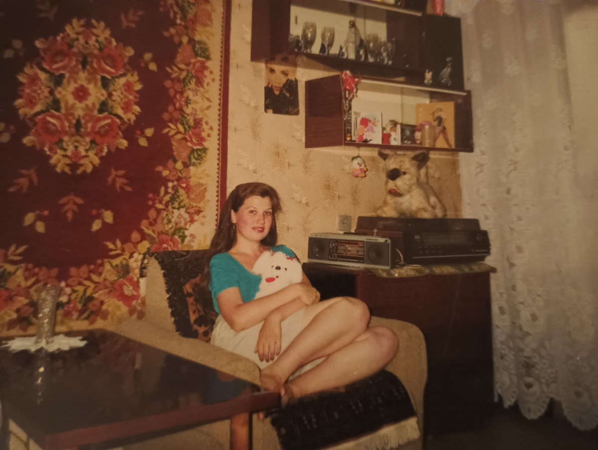 Уральск. Мне 17 лет. Сзади магнитофон "Романтик", постер с Мадонной и книга о ней же.