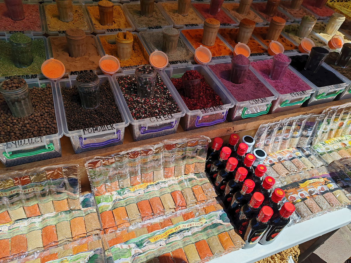 специй на рынке продается огромное количество