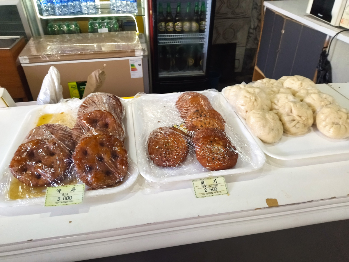 Местный фастфуд в переходе под площадью Ким Ир Сена. 100 рублей = 25 000 вон.