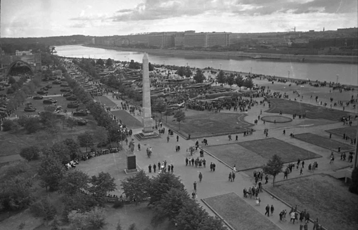 Выставка трофейного вооружения 1943 год Парк Горького