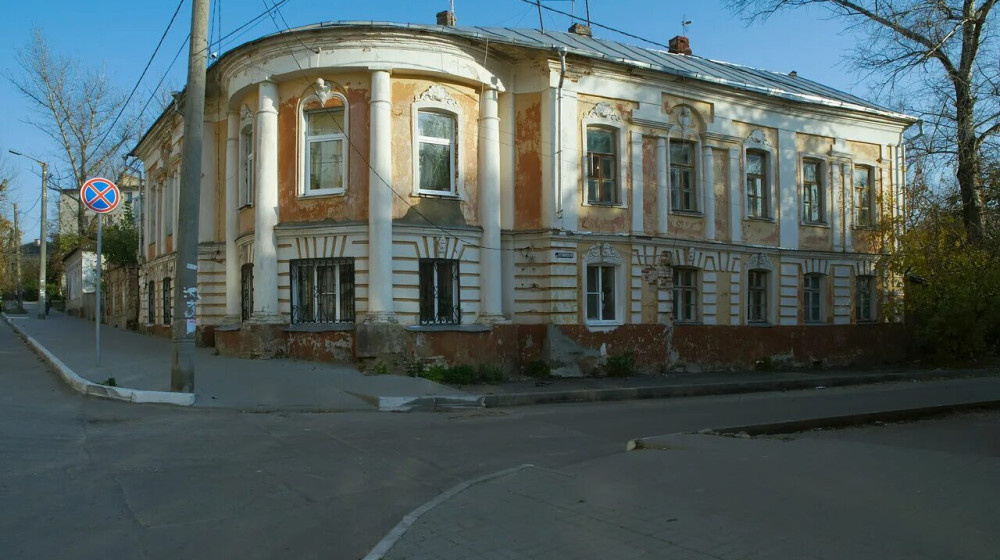    Калуга. Дом-парус на берегу Оки