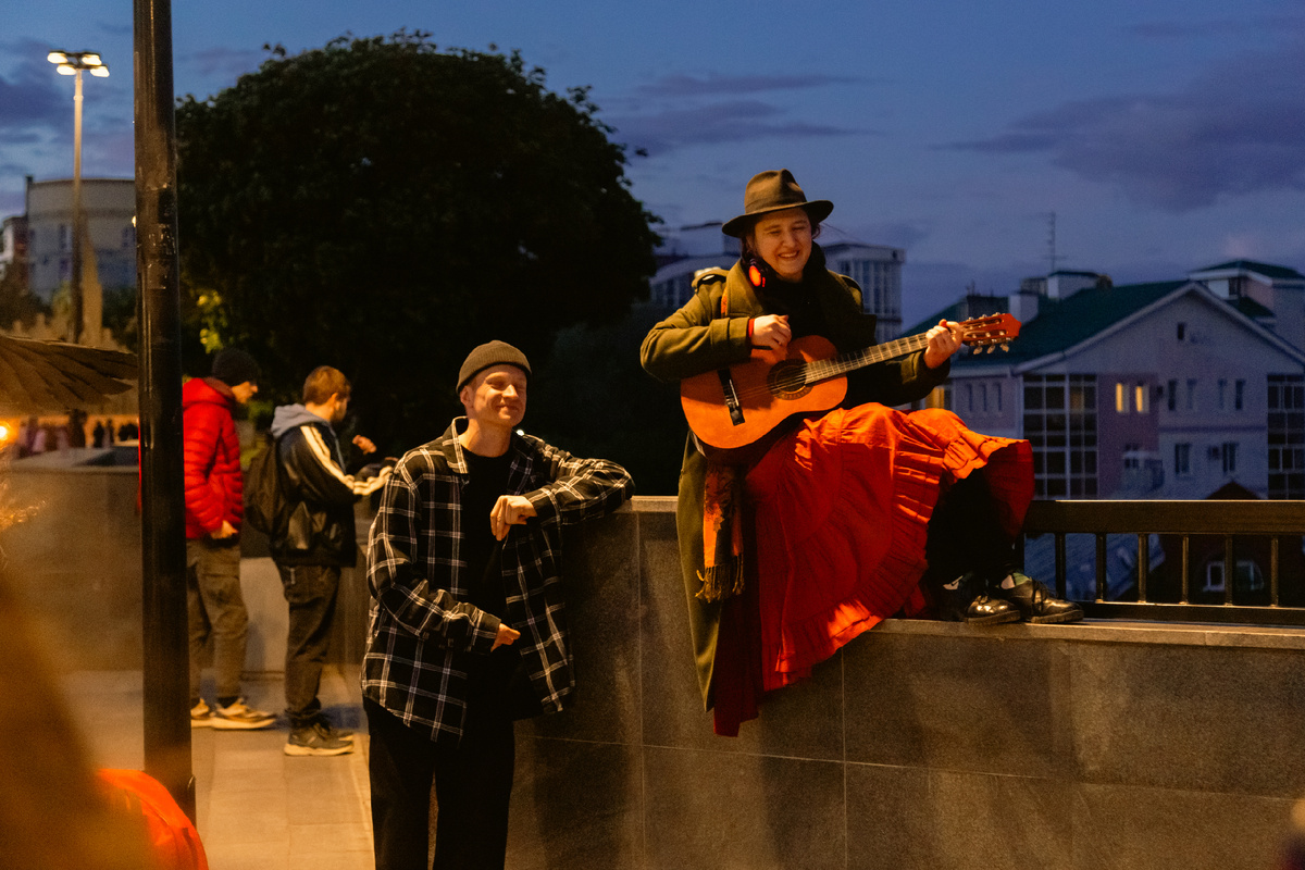 На фото Элеонора Ривер с гитарой 