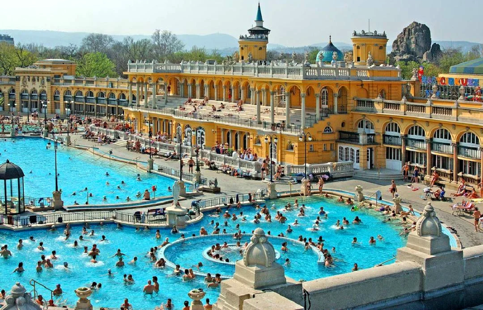 Будапешт.  Термальная купальня Сеченьи Фюрдо На фото вверху - голубой купол и скала - это территория зоопарка, а справа на фото видна часть здания и купола будапештского цирка. 