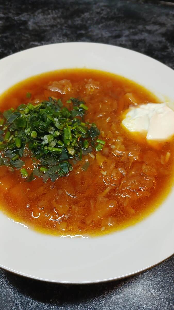 Даже не буду спорить у каджой хозяйки свой уникальный рецепт борща.Мой рецепт борща максимально прост он подайдет для начинающей хозяйки.В нашей семье этот рецепт прижился .Конечно в семье мужа свекровь варит по соему и у нас как и у всех были споры по моему рецепту.Моей свекрови например он не нравиться и я его ей принципиально не готовлю.))Но с радостью поделюсь максимально простым реценптом с вами.Нам понадобиться .Говядина на кости 500гр.Две небольшие моркови.Одна свекла.Один лук.Четыре картошки.Молодая белокочанная капуста.Две головки чеснока и лавровый лист.Соль по вкусу.Так давайте приступим к готовке борща.Подсолнечное масло для жарки овощей.