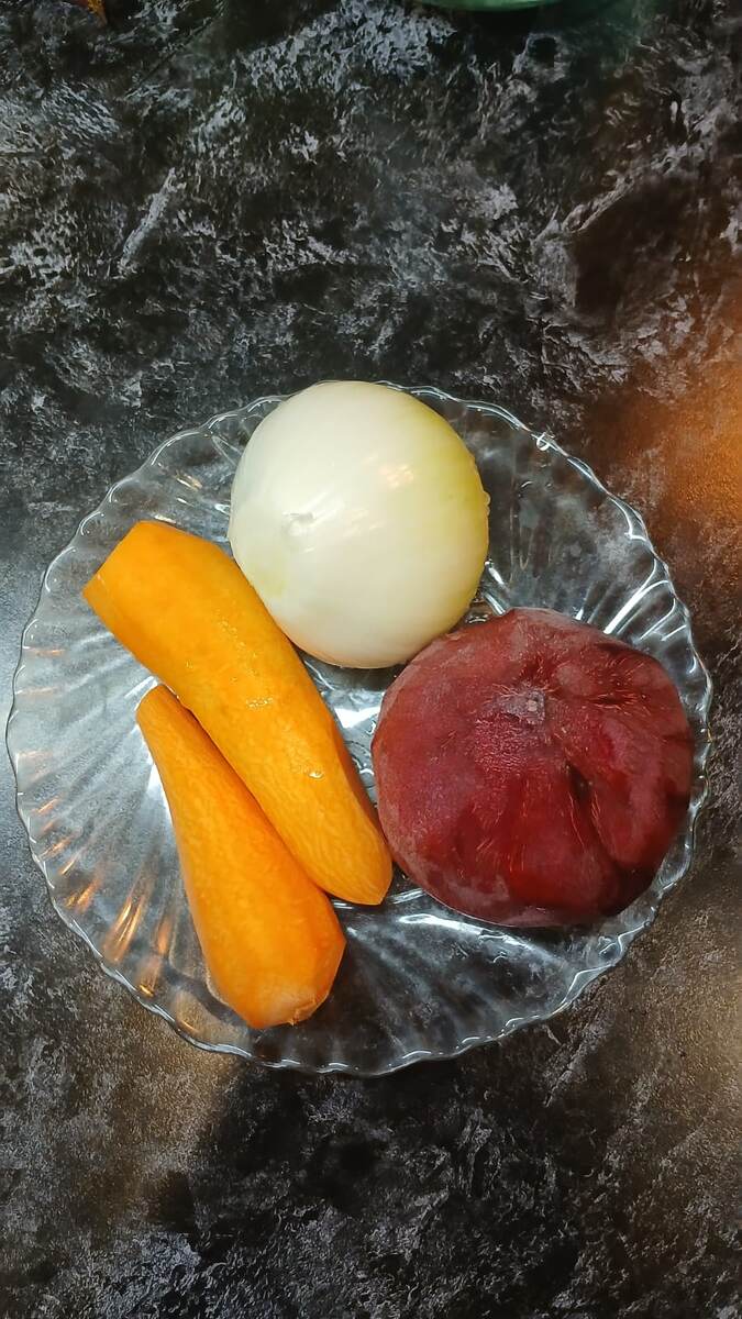 Морковь и свеклу помыть .Отчистить от кажуры .