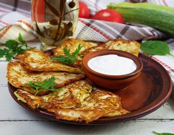 "Очень вкусно": оладьи из кабачков и капусты захочется готовить каждый день