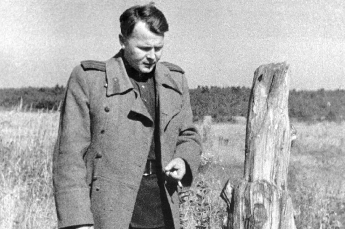    Александр Твардовский в родной деревне Загорье на Смоленщине после её освобождения от немецкой оккупации. Октябрь, 1943 год.