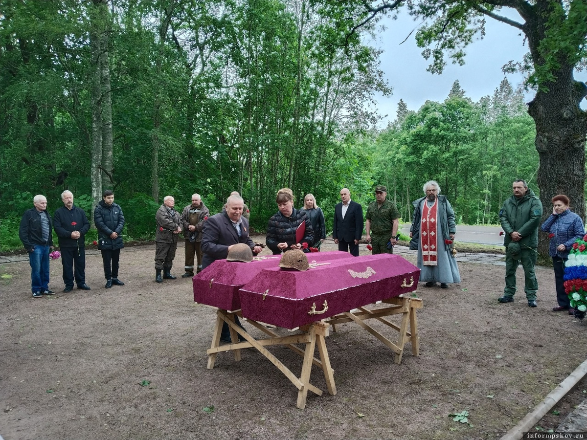 Перезахоронение солдат. Фото здесь и далее: газета «Струги»
