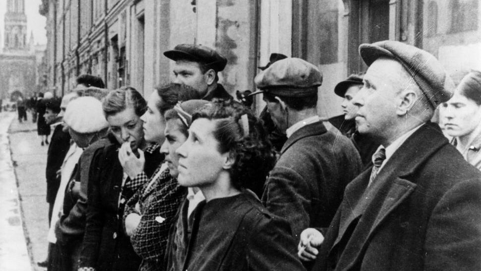    Москичи слушают объявление о начале Великой Отечественной войны. Фото: Russian Look / www.globallookpress.com