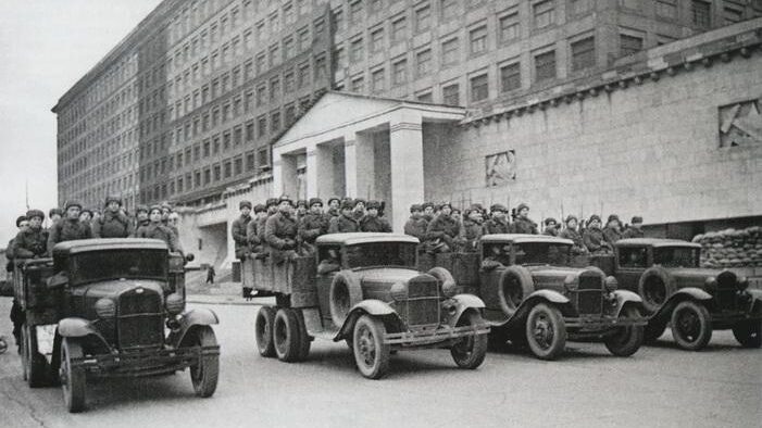    Мотопехота отправляется на фронт. Фото: Александр Устинов. Собрание семьи автора / mamm-mdf.ru