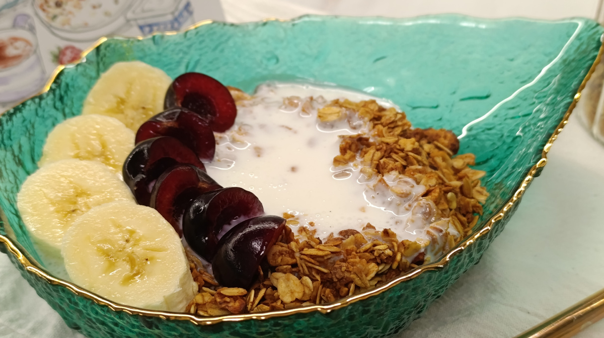 Вариант подачи с йогуртом, бананом и черешней