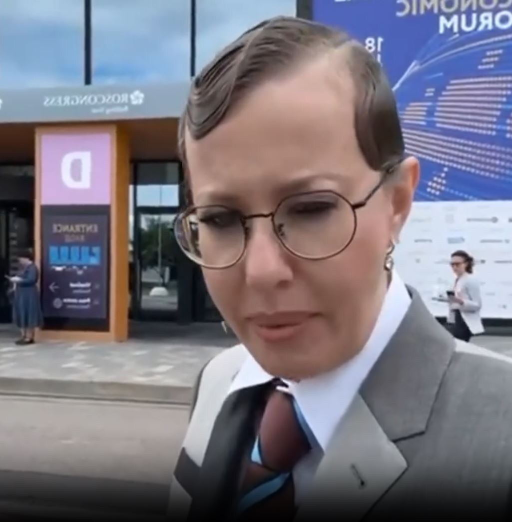 Ксения Собчак прибыла на форум в день его открытия и возмутилась тем, что на нем совсем нет эскортниц. «Пока впечатление от форума одно, и оно главное. Что случилось? Где эскортницы, что это? Экономический кризис дошел до самых незащищенных слоев населения?» — высказалась Ксения Анатольевна у себя в соцсетях.