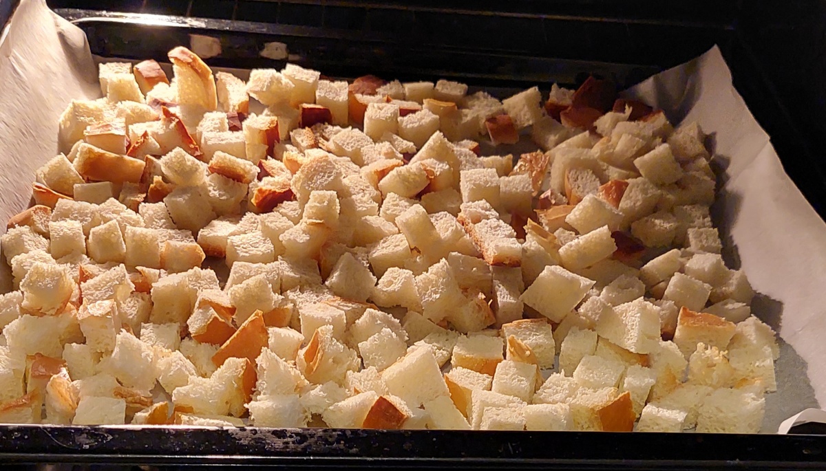 Я делаю сухари из батона, но можно из любого хлеба