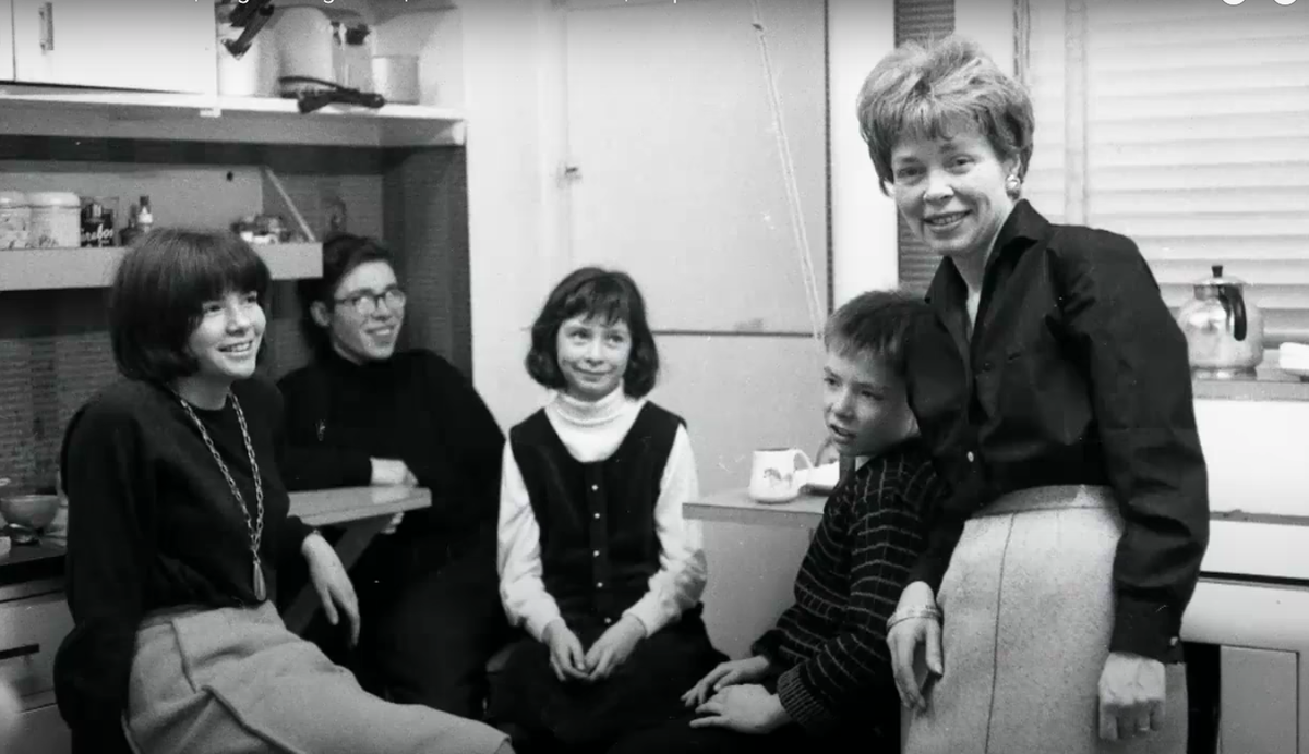 Элеанор Нони Бейкер с детьми, https://asalon.hu/_user/image/Business_of_Fashion/Anna_Wintour_divatipar_business.png