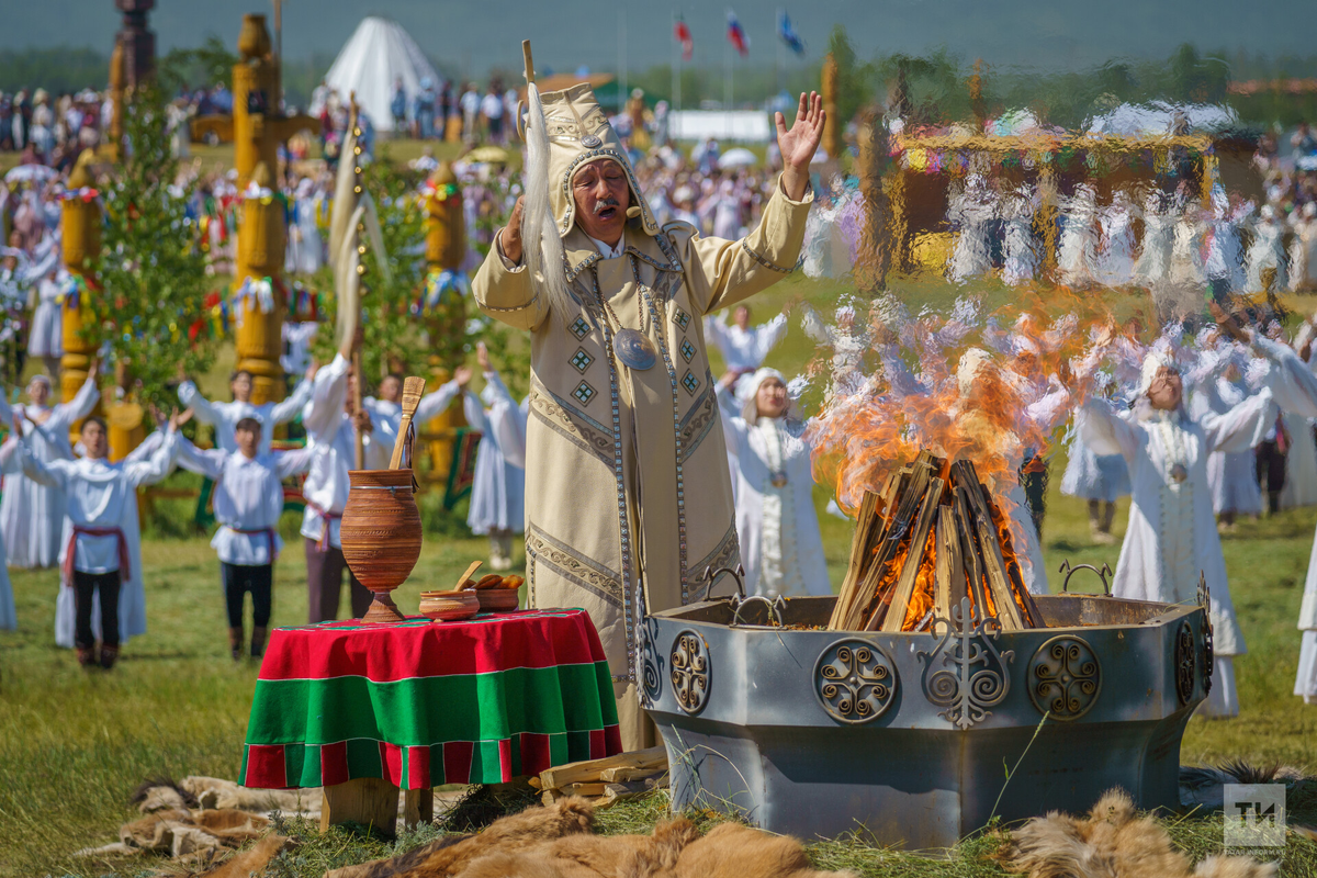 Моления во время Ысыах. Источник yakutiatravel.ru